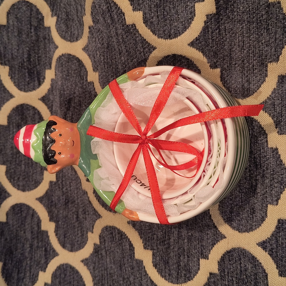 New Set of Holiday Time Nesting Measuring Cups